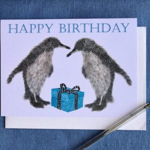 CARD 7X5 - Two penguins with a BLUE present (HAPPY BIRTHDAY)