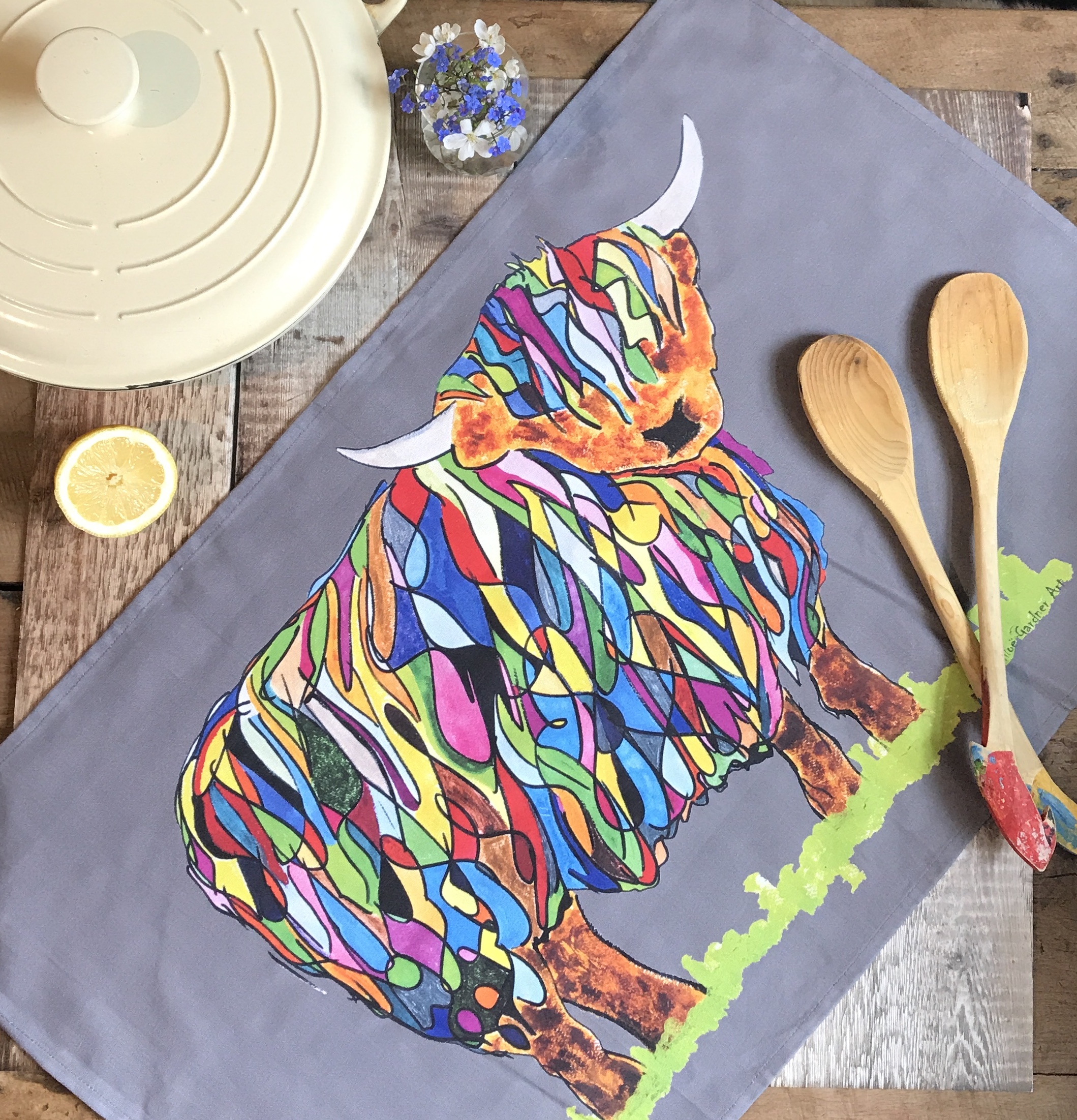 TEA TOWEL IN A GIFT BAG - Large Bright Highland Cow On Grey