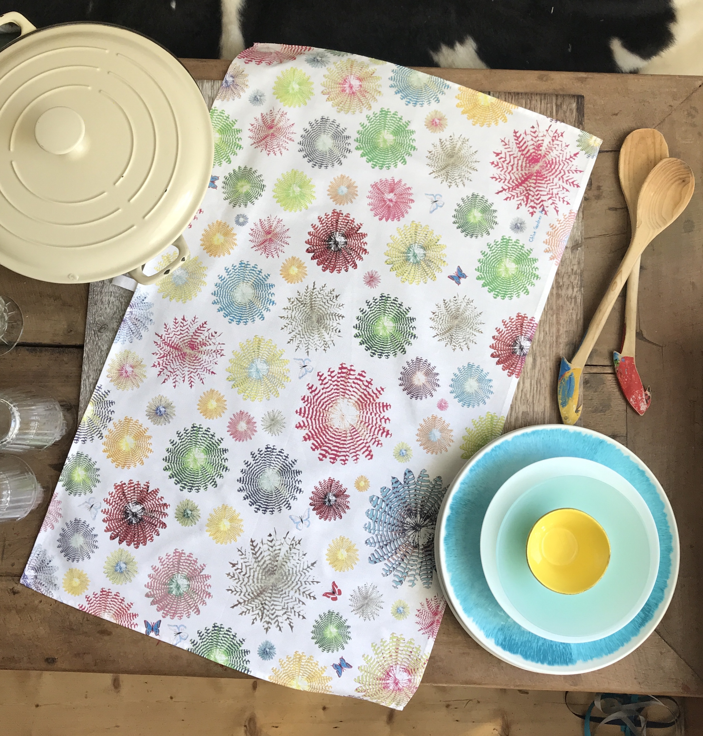 TEA TOWEL IN A GIFT BAG - Colourful Feather Rounds