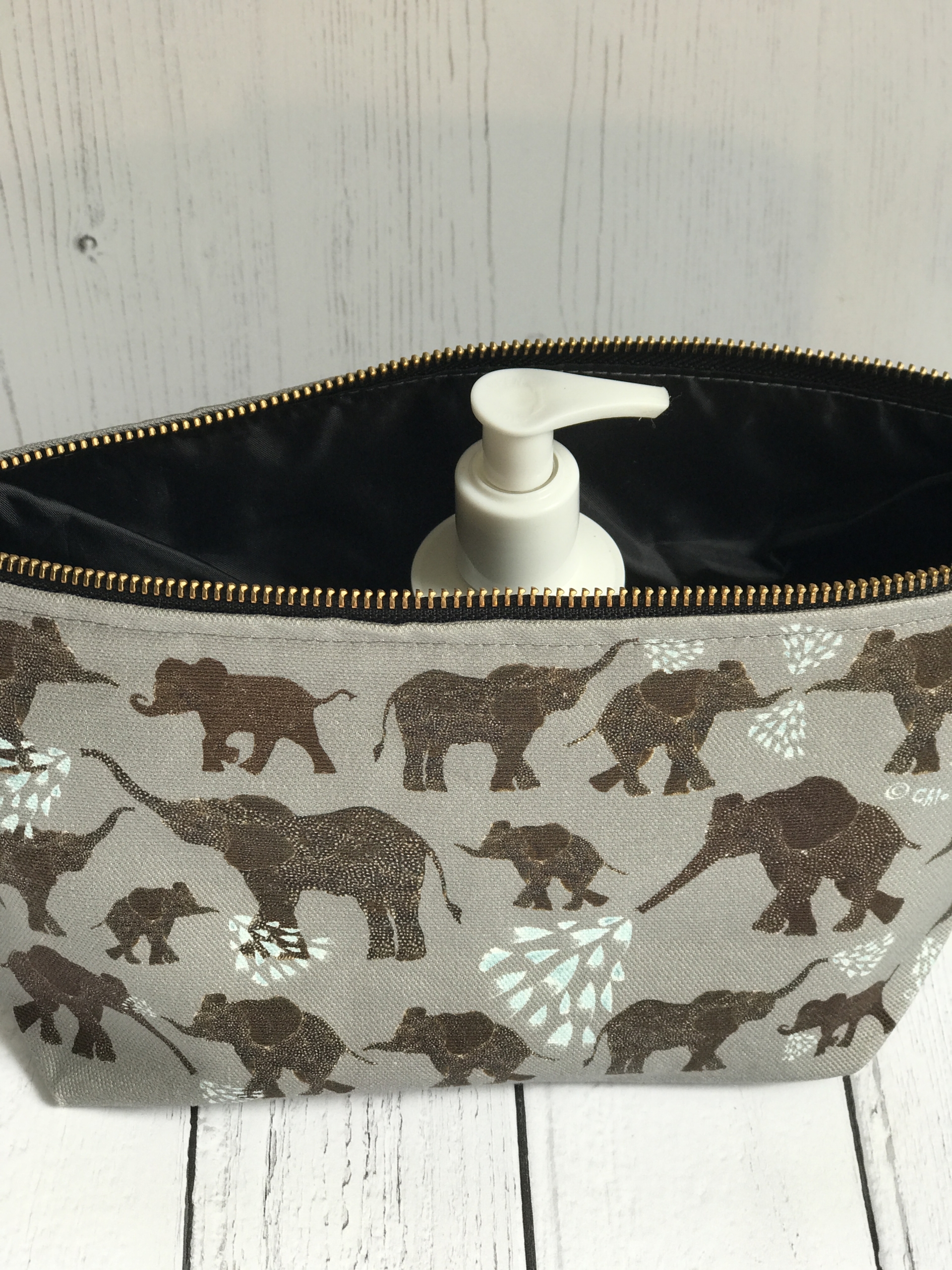 WASH BAG TYPE 1 ELEPHANTS LINING