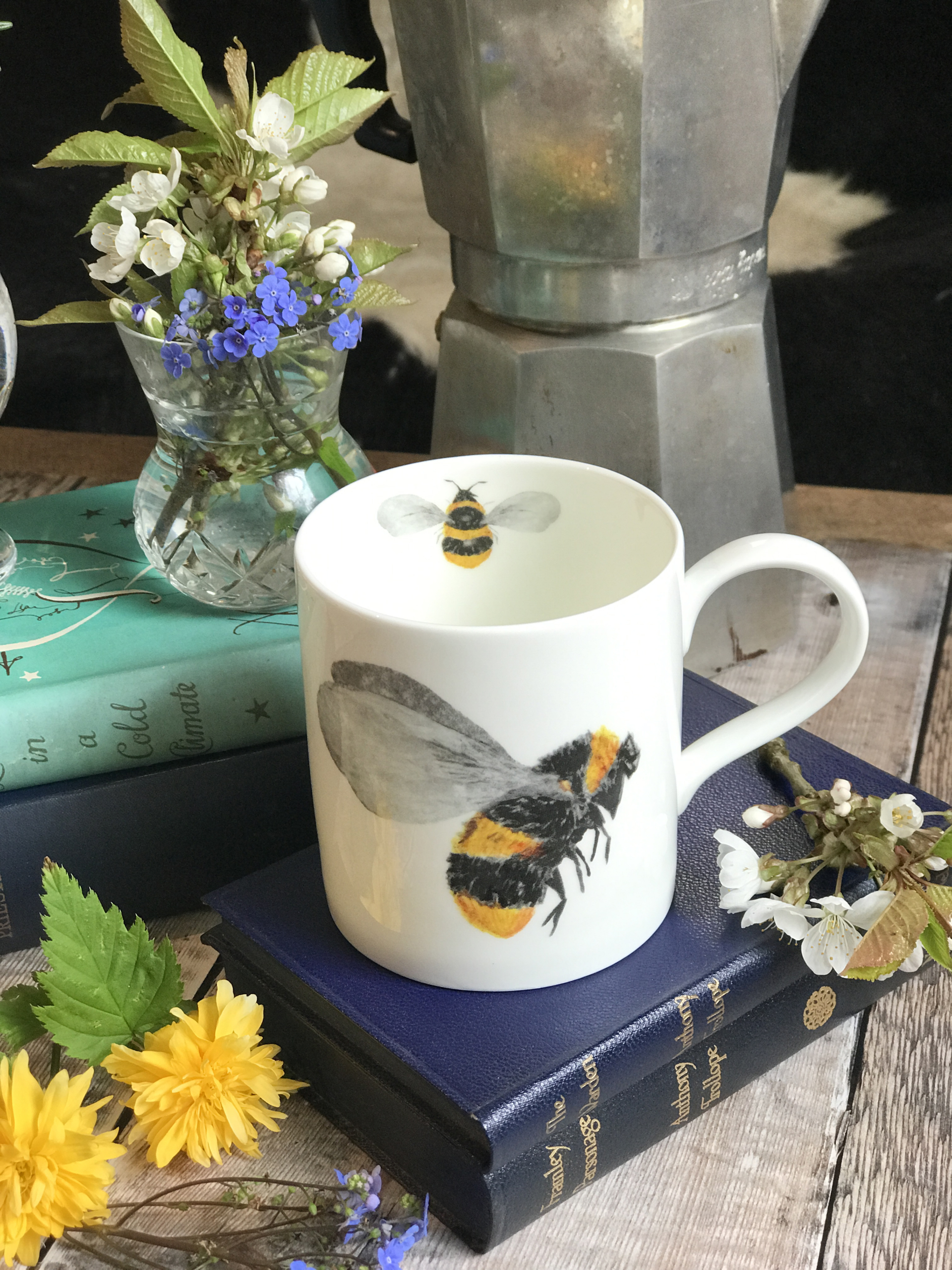 MUG POP BEE inside element