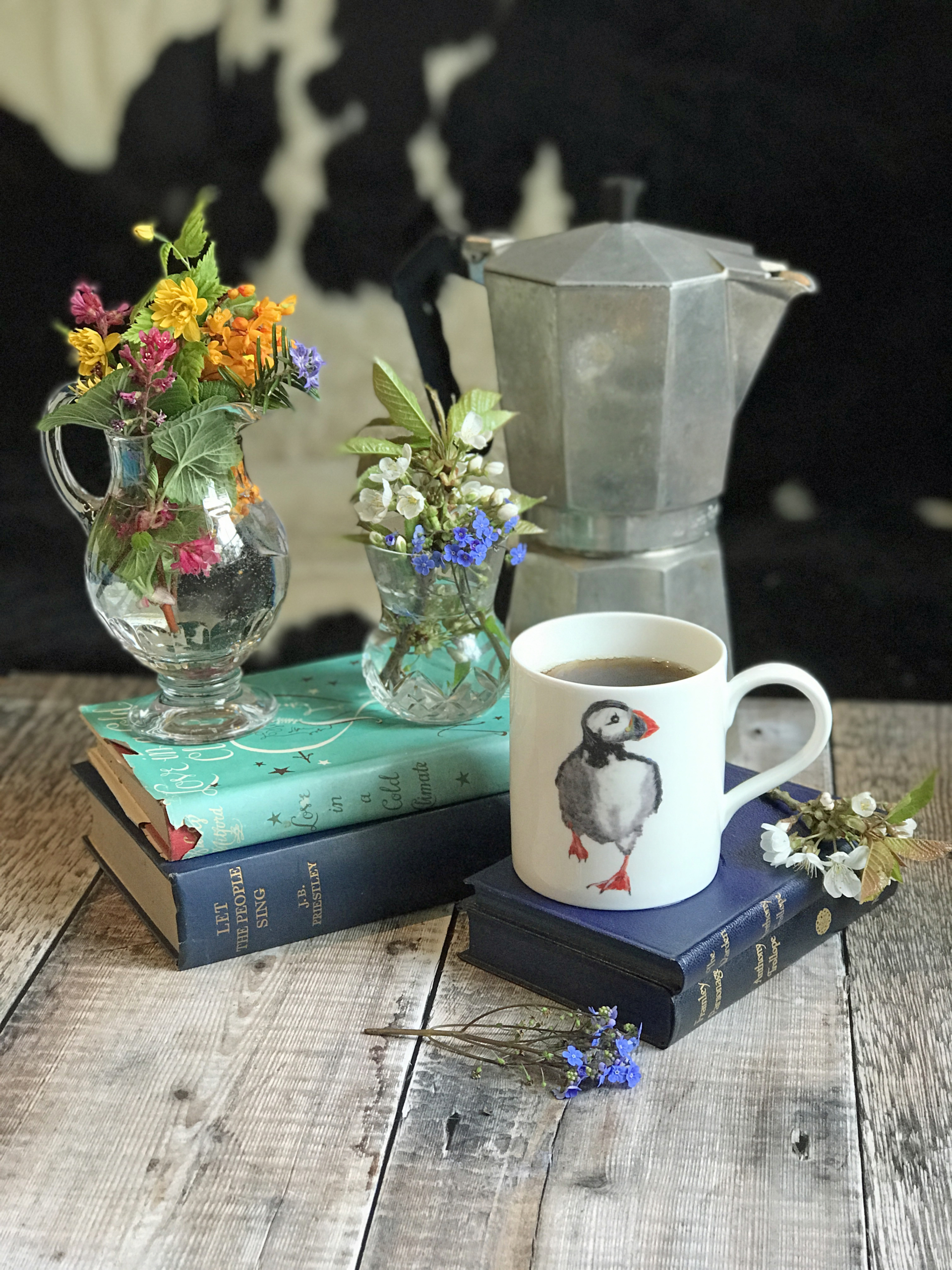 Mug pop puffin running b