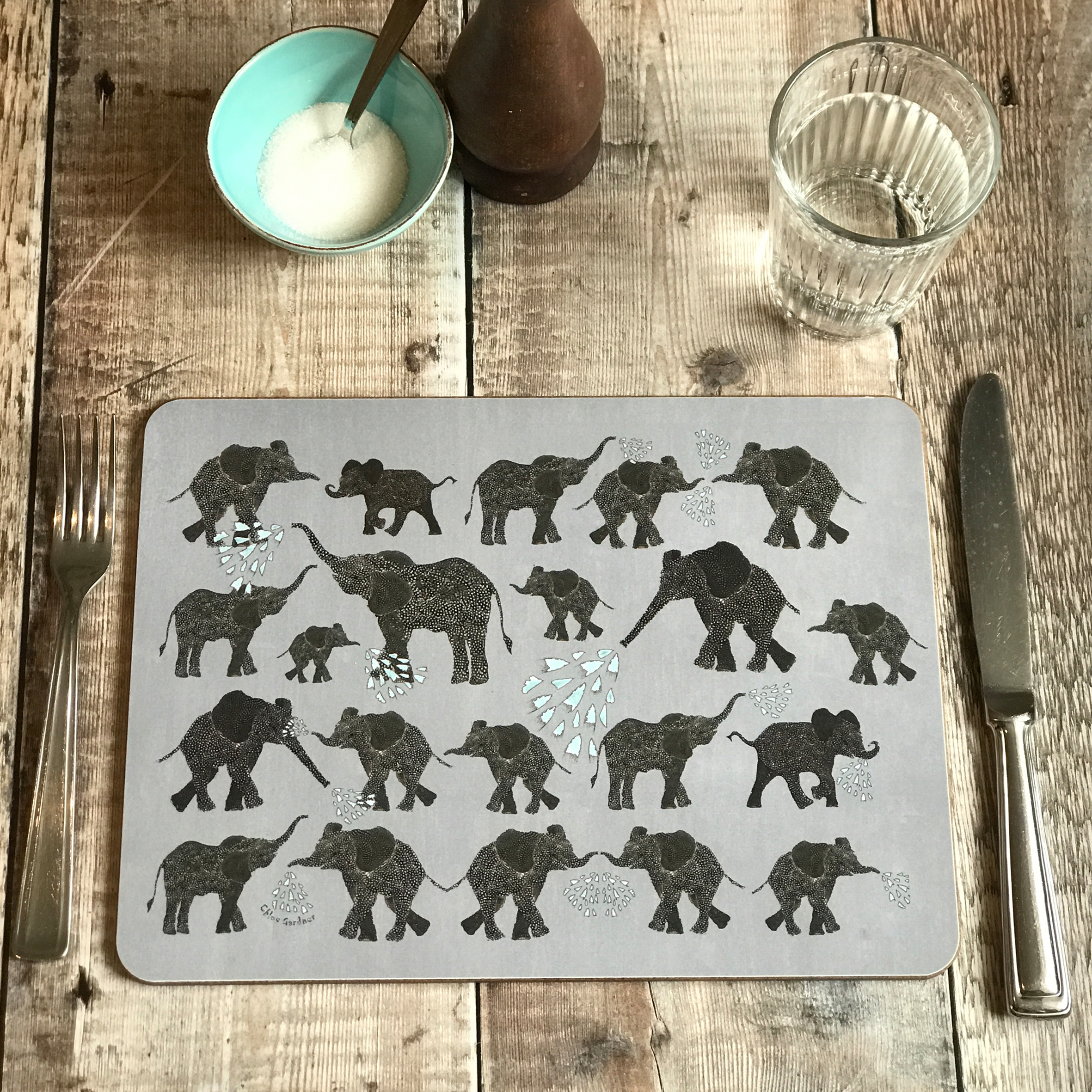 TABLEMAT - Oblong - Elephants on grey with water