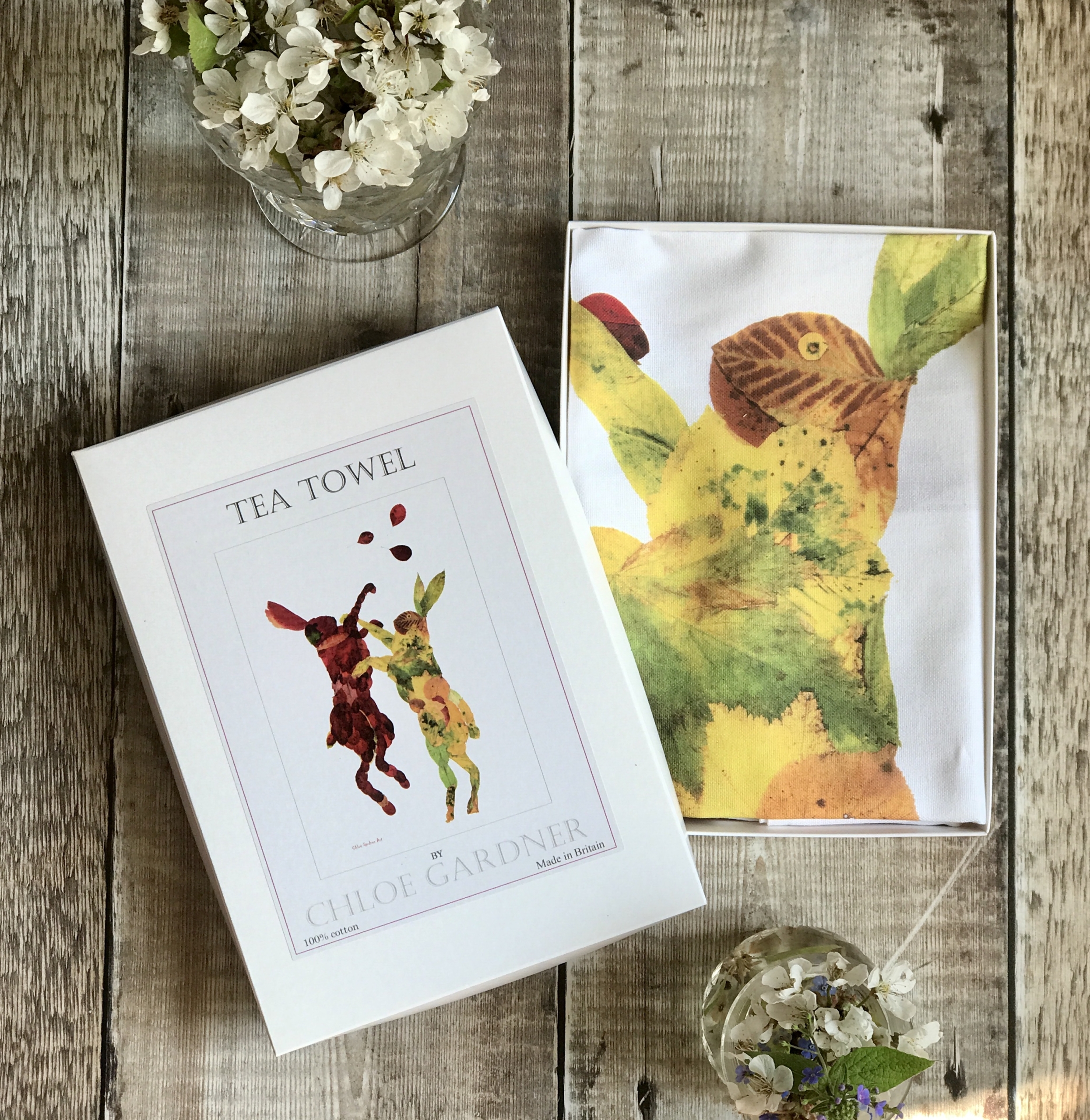 A GIFT BOXED TEA TOWEL - Autumn Leaf Boxing Hares