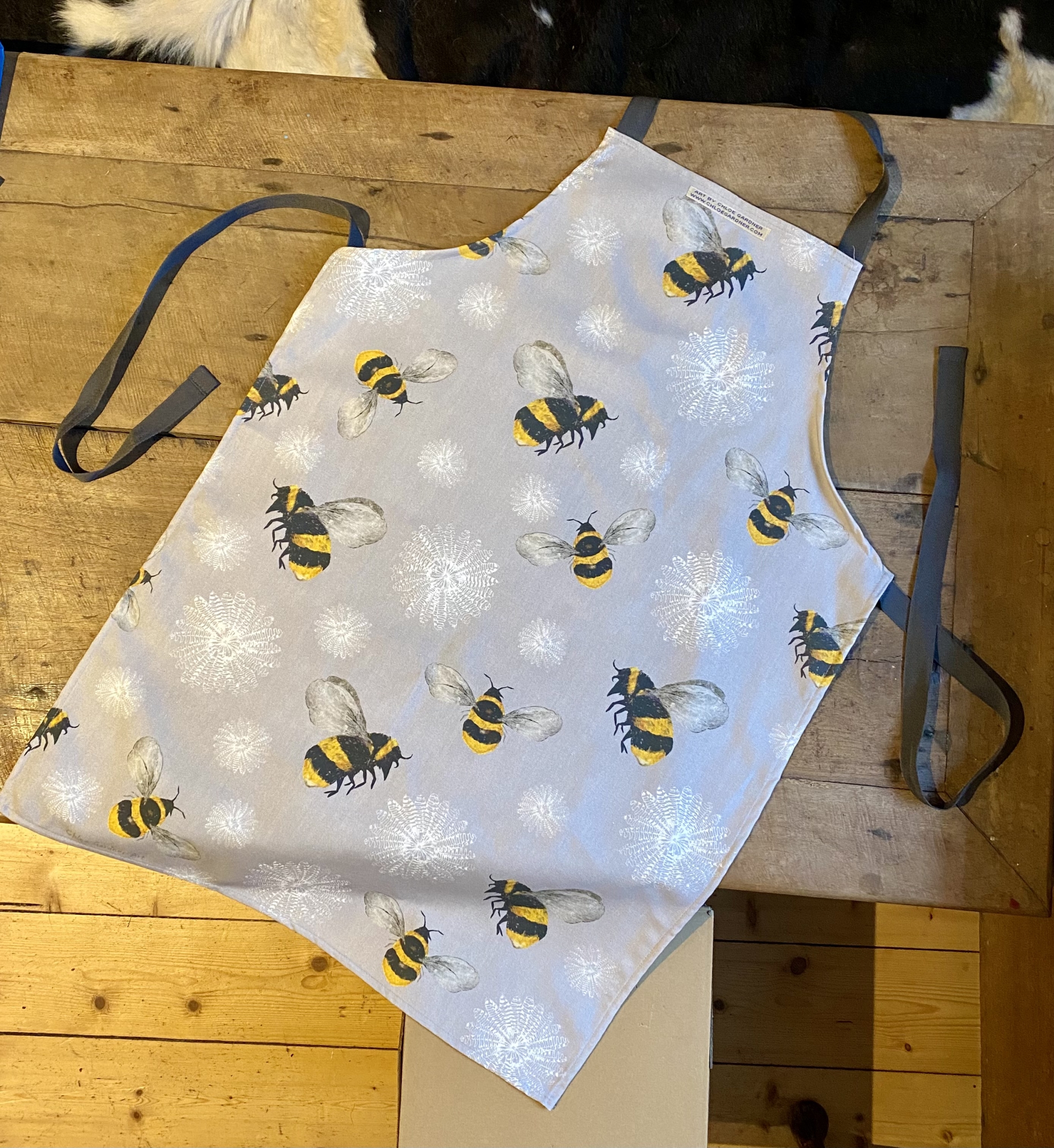 bee wFF apron