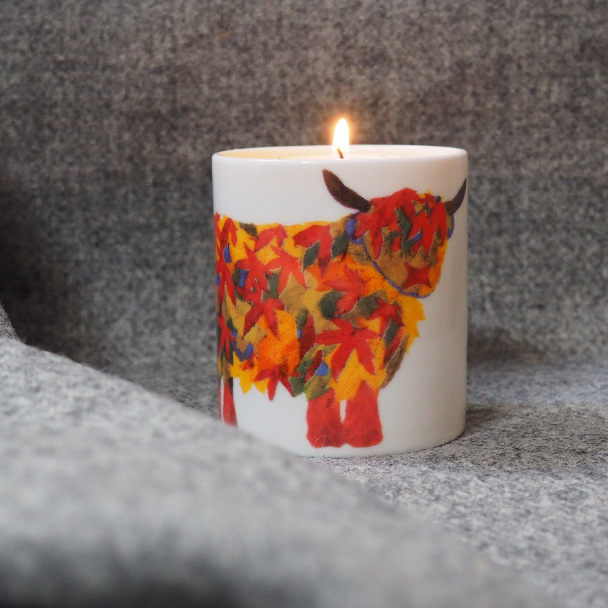 CANDLE - Leaf Highland Cow hand-poured scented ceramic pot Candle in a gift box